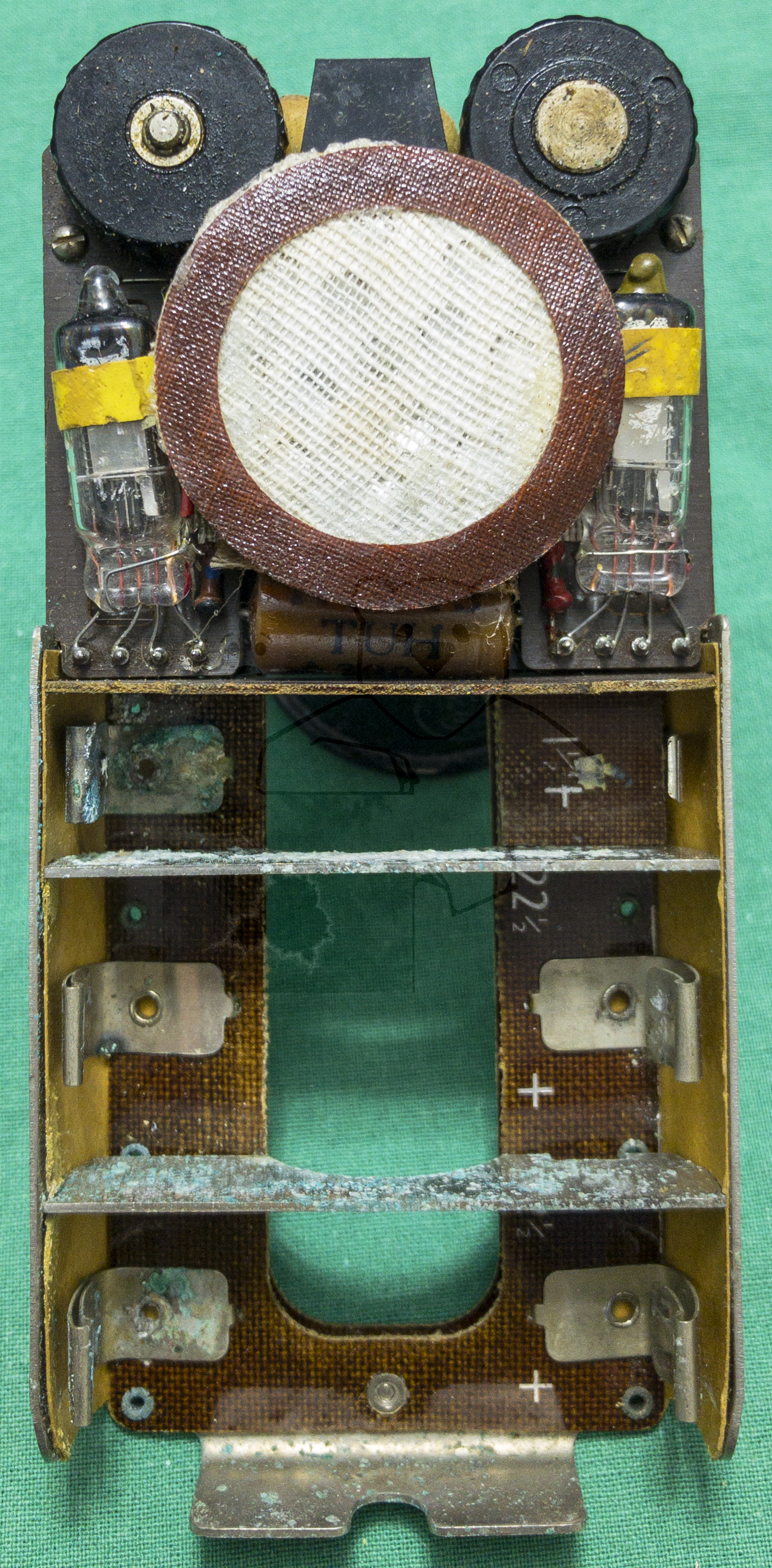 Hörgerät "Fortiphone Type 20", ca. 1949, Innerer Rahmen ohne Ummantelung mit dem Batteriehalter und Elektronik